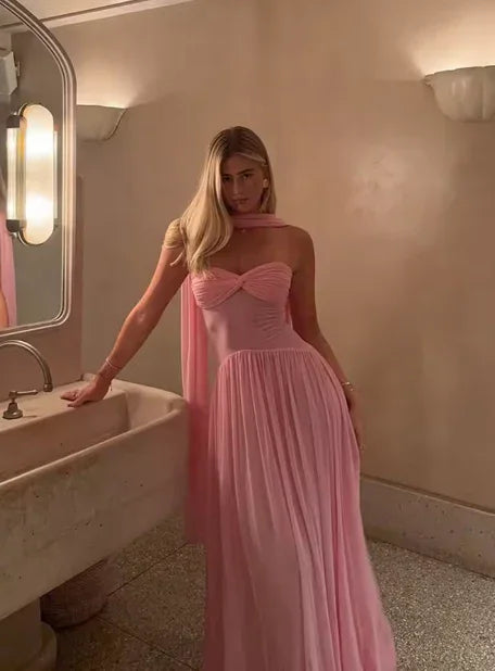 Abito lungo da sera in chiffon rosa con scollo a cuore, modello Y8479