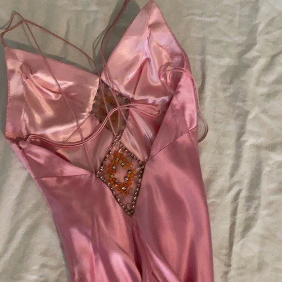 Splendido abito da sera lungo rosa con spalline sottili in raso e perline Y8216