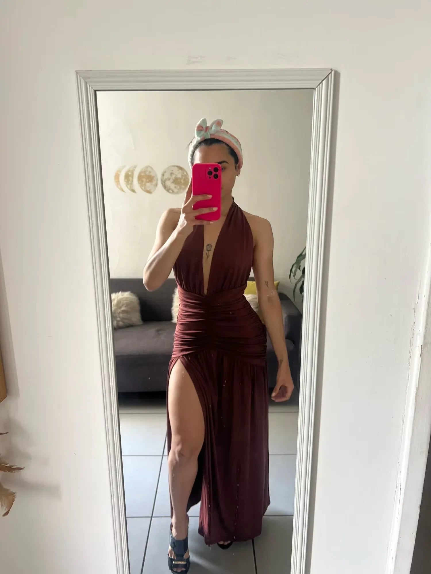 Vestito da sera marrone scollato a collo halter, linea a trapezio con spacco, scollatura profonda a V, modello Y8481