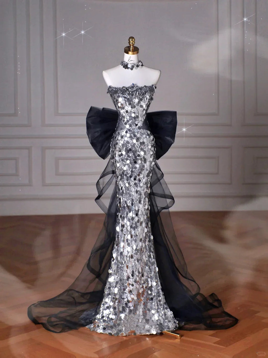 Abito da sera senza spalline in tulle con paillettes nere scintillanti, modello sirena, con fiocco Y8615