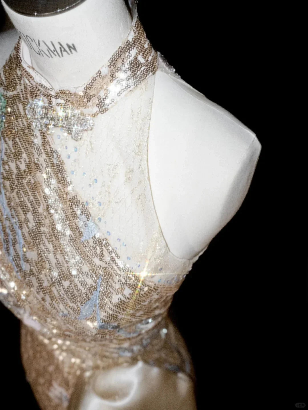 Vestido de Festa Longo de Lantejoulas Douradas Champanhe com Alças Halter Y8653