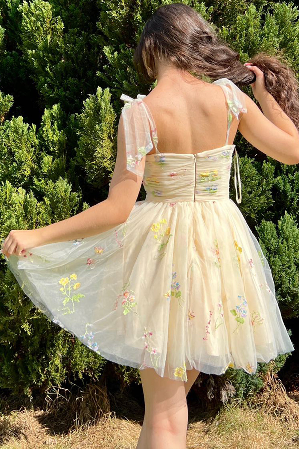 Lucia | Kurzes A-Linien-Heimkehrkleid mit Blumenstickerei