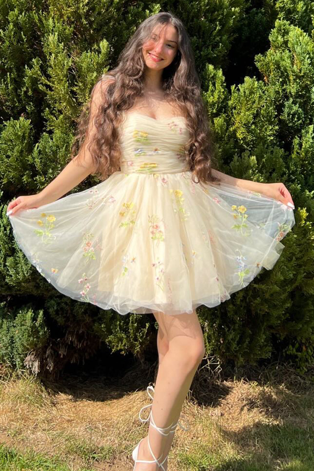 Lucia | Kurzes A-Linien-Heimkehrkleid mit Blumenstickerei