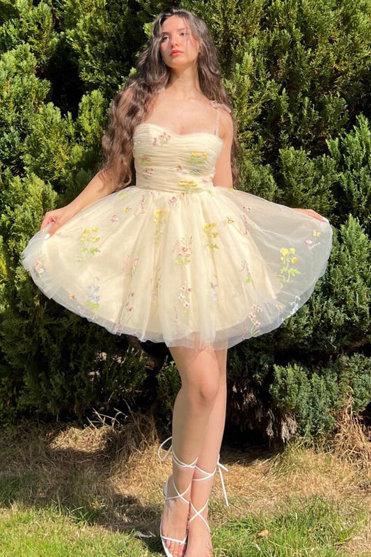 Lucia | Kurzes A-Linien-Heimkehrkleid mit Blumenstickerei