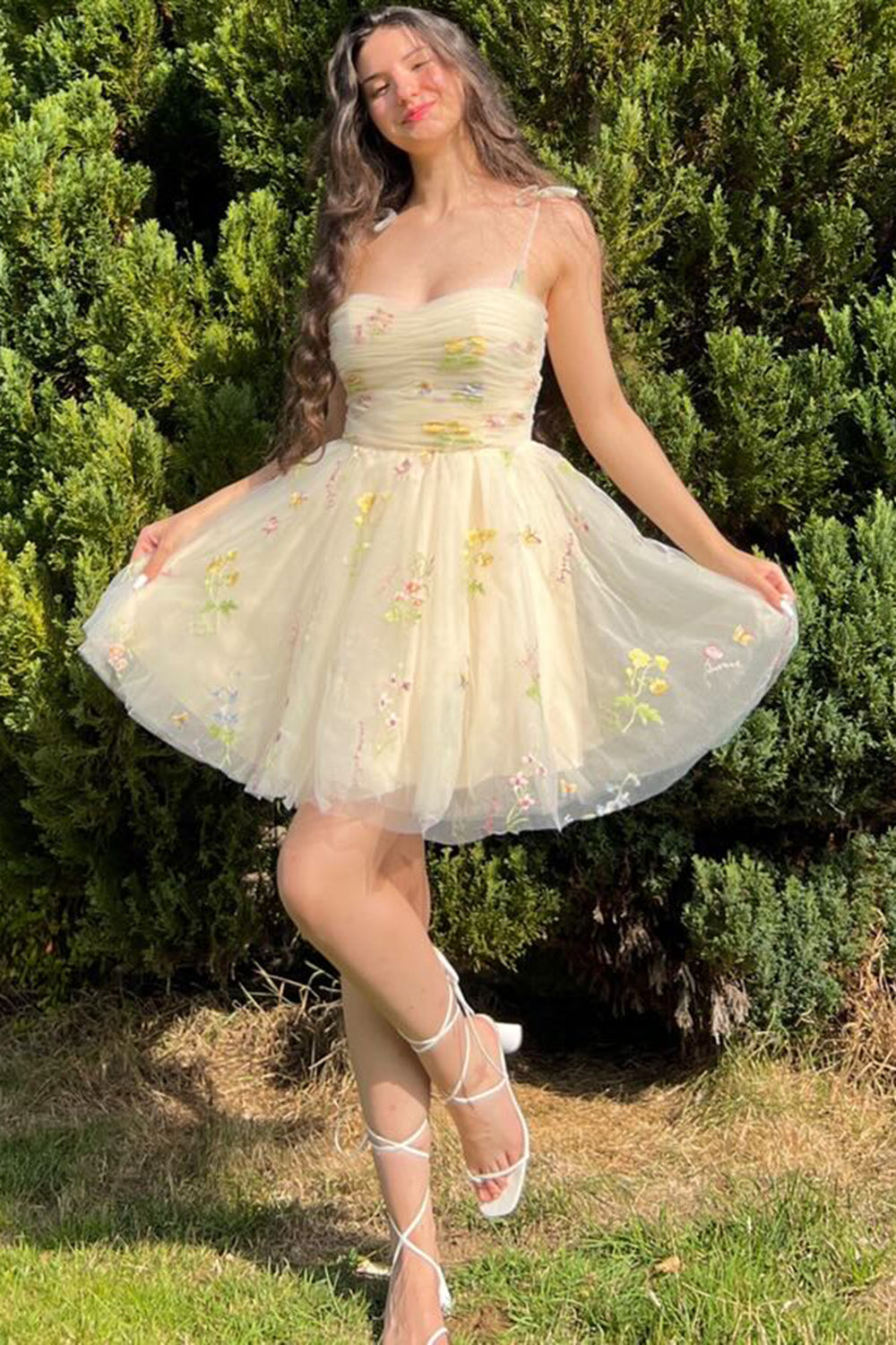 Lucia | Kurzes A-Linien-Heimkehrkleid mit Blumenstickerei