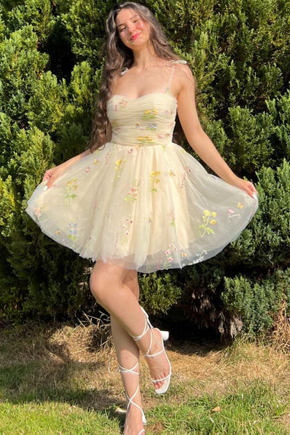 Lucia | Kurzes A-Linien-Heimkehrkleid mit Blumenstickerei