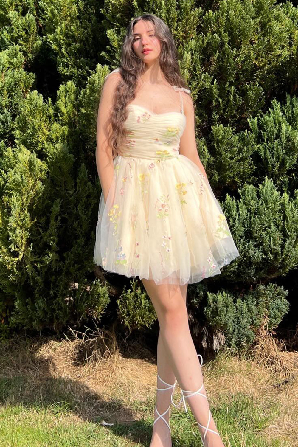 Lucia | Kurzes A-Linien-Heimkehrkleid mit Blumenstickerei