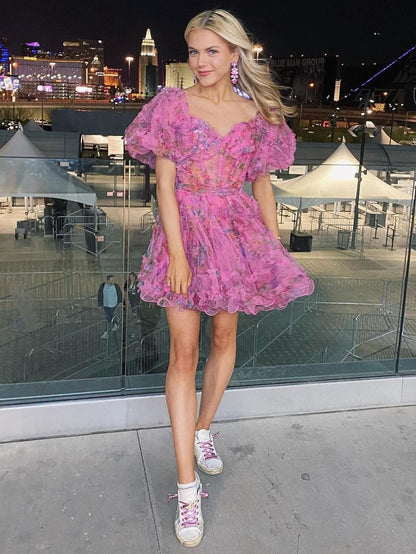 Vestido de fiesta con estampado floral y hombros descubiertos