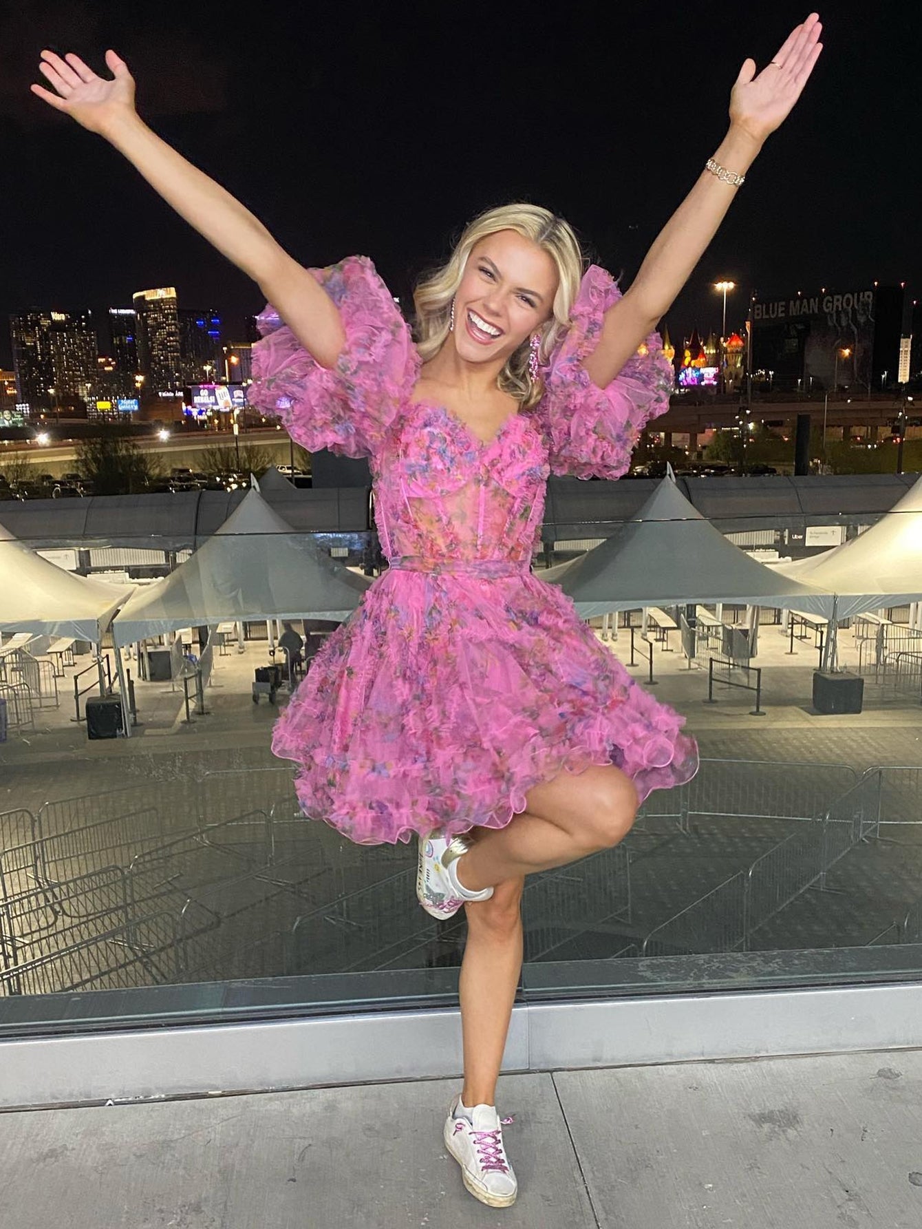 Vestido de fiesta con estampado floral y hombros descubiertos
