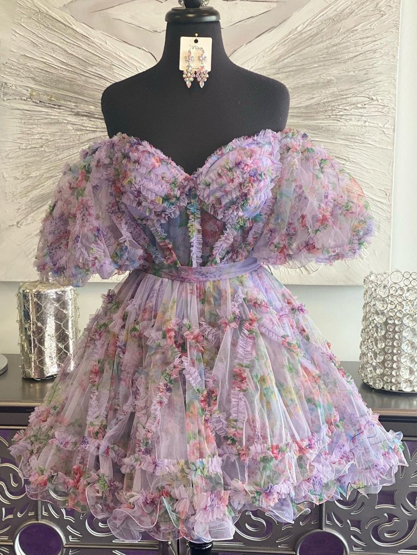 Vestido de fiesta con estampado floral y hombros descubiertos