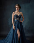 Abito da sera elegante blu navy senza spalline in tulle con applicazioni, linea a trapezio con spacco Y8319