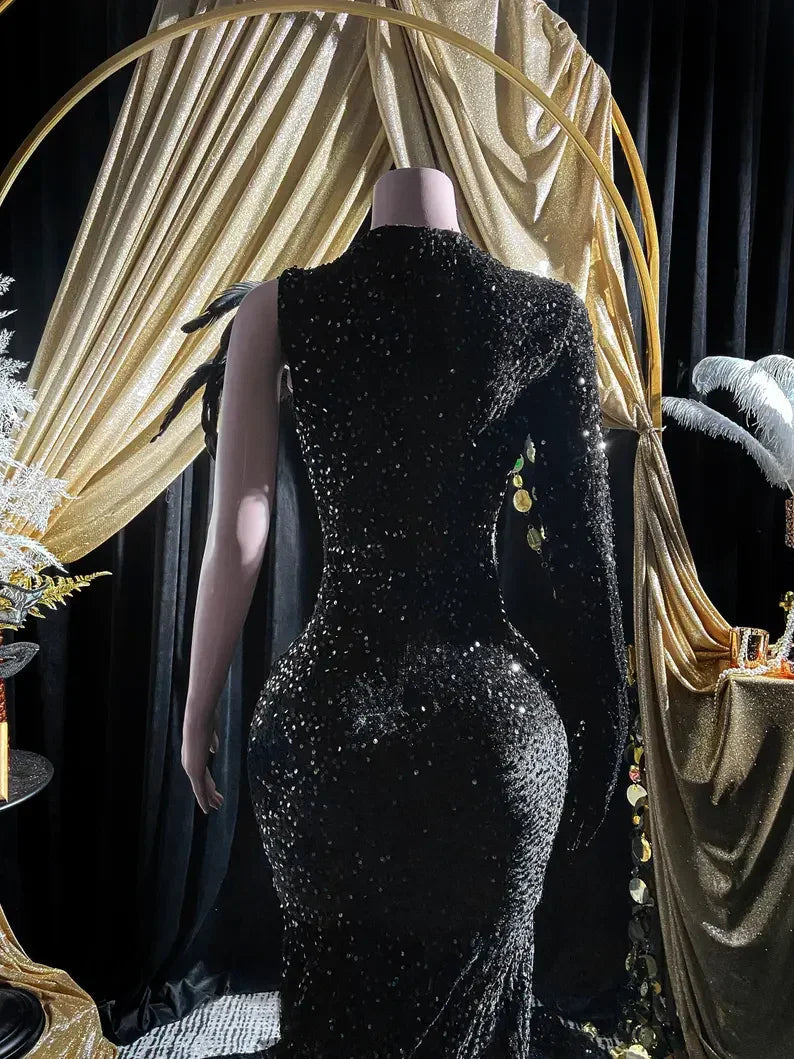 Abito da sera lungo a sirena con maniche lunghe, applicazione di paillettes nere e strass Y8313