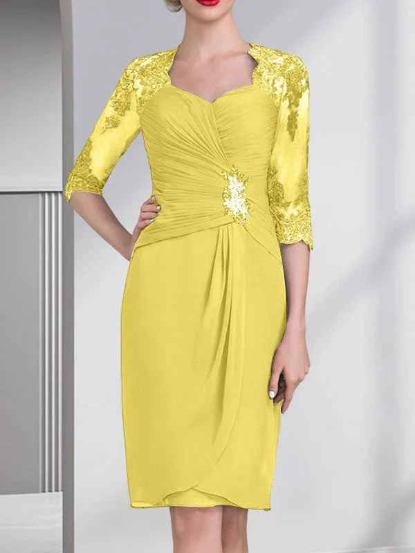 Robe de mère de la mariée en mousseline, longueur genou, coupe fourreau/colonne, ornée de perles, appliques en dentelle, paillettes et plis