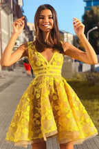 Yellow A-line V-neck Backless Short Homecoming Dresses With Lace Flowers