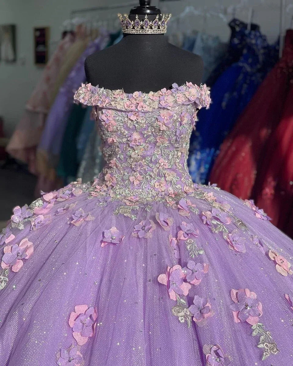 Abito da ballo elegante in tulle lucido con spalle scoperte e applicazioni di lavanda, fiori tridimensionali, vestito da principessa dolce per il quindicesimo compleanno Y285