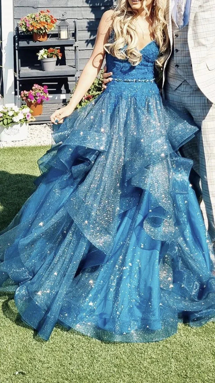 Abito lungo da sera blu lucente con scollo a V, applicazioni in tulle e paillettes, spalline sottili Y8051