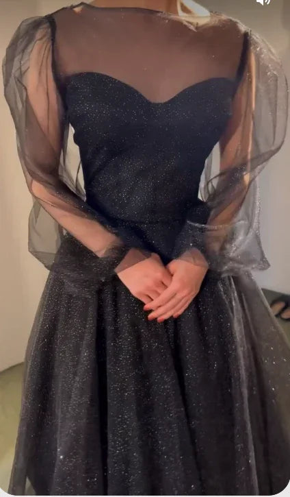 Abito da sera nero lucido con maniche in tulle Y35