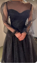 Abito da sera nero lucido con maniche in tulle Y35