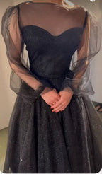 Abito da sera nero lucido con maniche in tulle Y35
