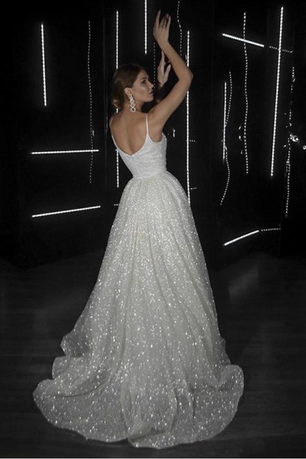 Vestido de novia de playa con escote en V, lentejuelas y corte A, color marfil
