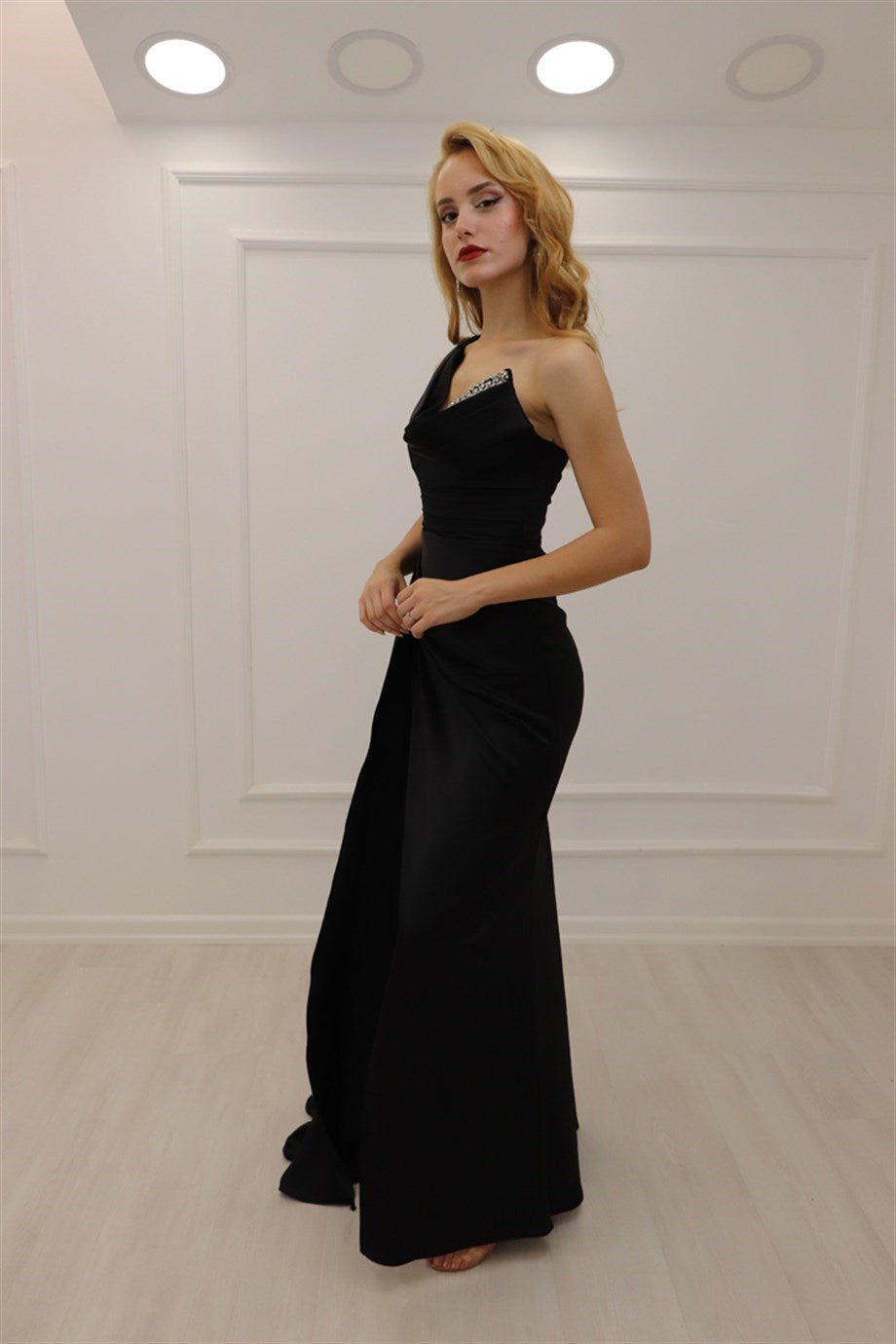 Vestido de fiesta negro de corte A, sin mangas, con un solo hombro y purpurina, con abertura