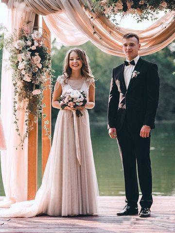 Vestido de novia largo de tul plateado con mangas cortas y corte A para playa