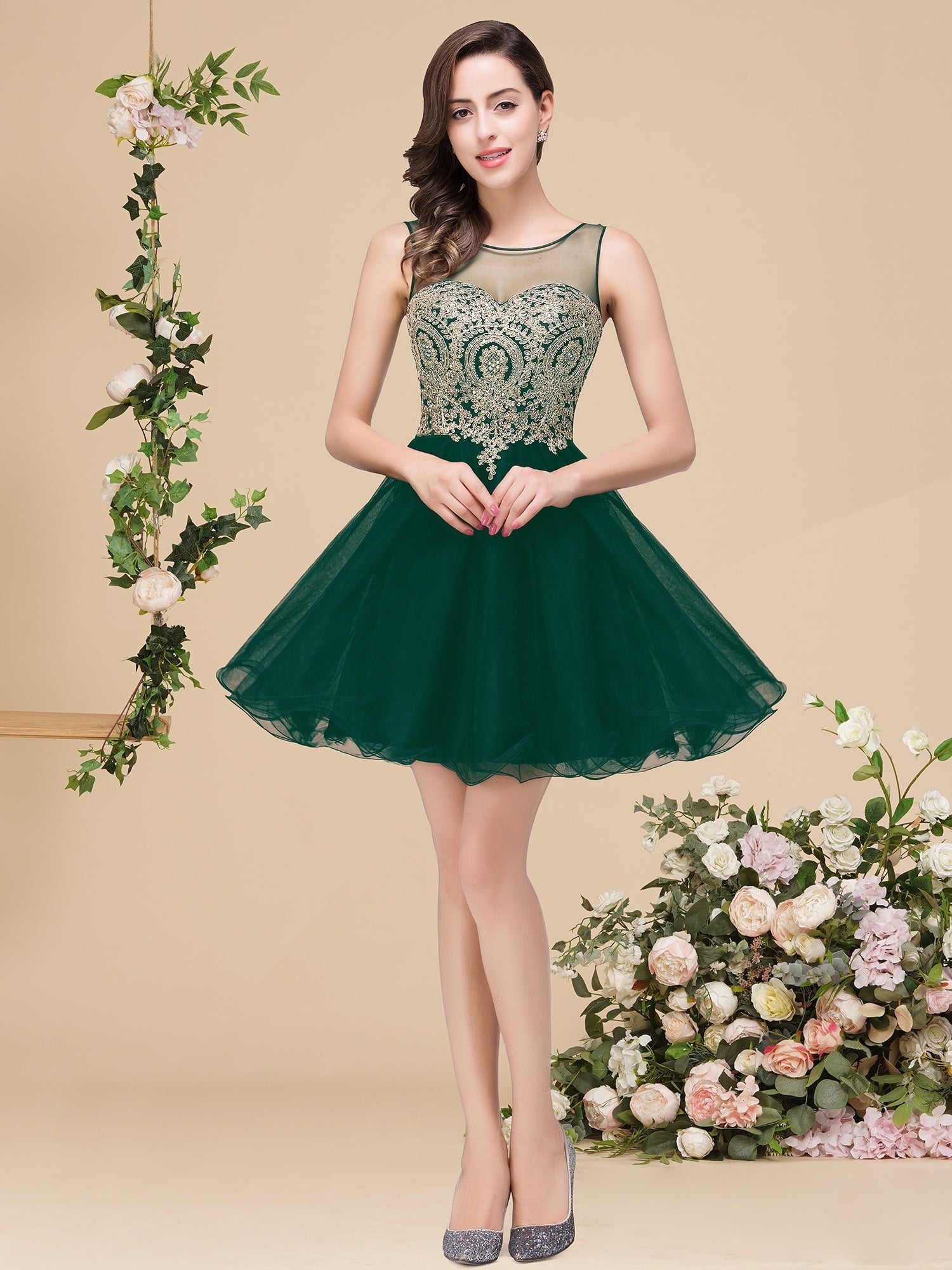 Robes de bal sans manches à appliques, coupe droite, courtes, à encolure ronde