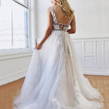 Vestido de novia blanco de corte A con escote en V profundo y espalda descubierta con apliques