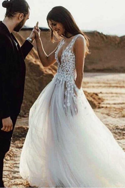 Abito da sposa in tulle a linea ad A con scollo profondo a V, applicazioni e spacco