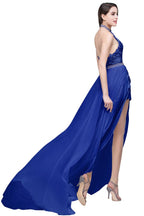 Vestido de noite em chiffon com corte em A, alças ao pescoço e renda