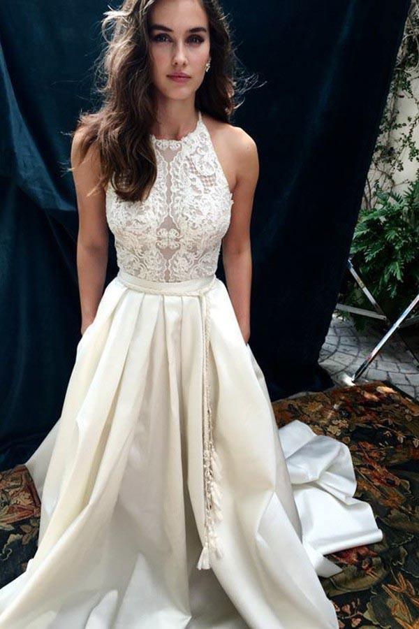 Vestido de novia de satén color marfil con cola larga, corte A y escote halter con encaje