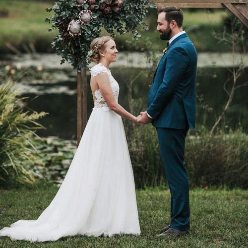 Abito da sposa in tulle bianco con strascico a spazzola a linea ad A e applicazioni preziose