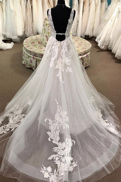 A-Linie Brautkleid mit Spitzenapplikationen, tiefem V-Ausschnitt und Hofschleppe
