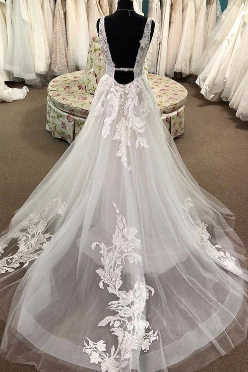 Robe de mariée en ligne avec appliqué de dentelle, décolleté plongeant en V, traîne de cour