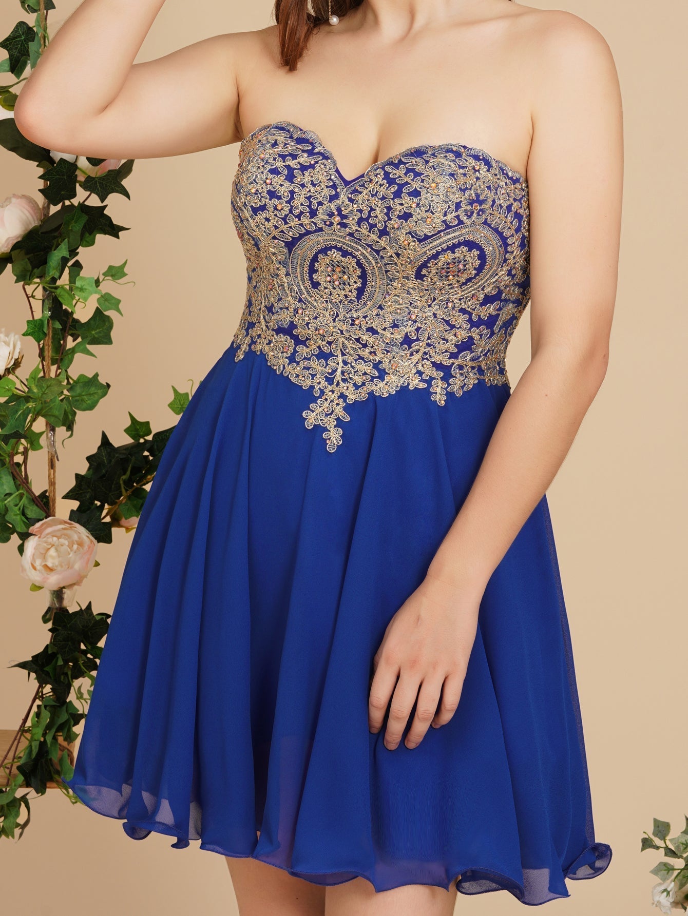 Vestidos de fiesta cortos con escote en forma de corazón y apliques de encaje en línea A