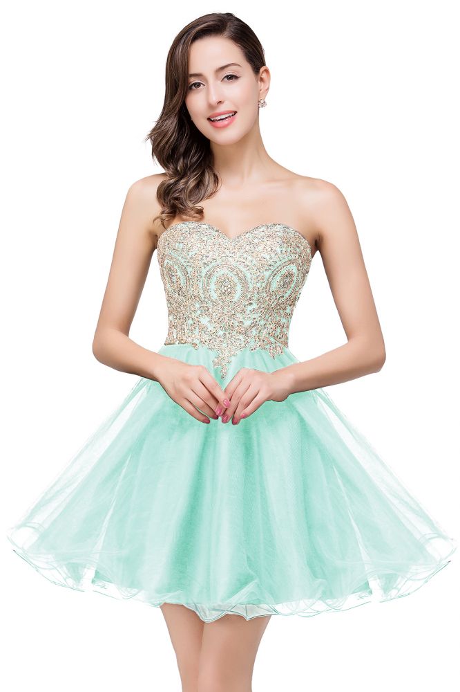 Vestidos de fiesta cortos con escote en forma de corazón y apliques de encaje en línea A