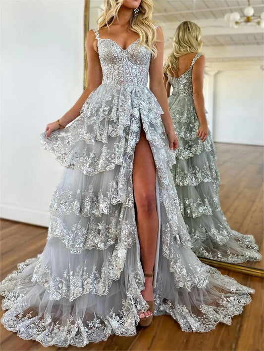 Vestido de fiesta de corte princesa plateado con hombros descubiertos, corsé y volantes de encaje
