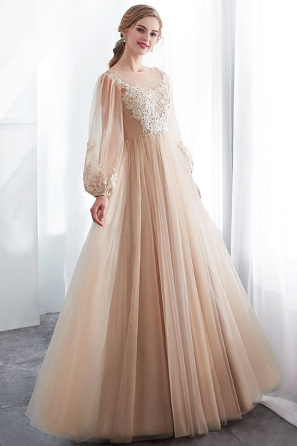 Vestido de noche de tul color champán con apliques y mangas largas en forma de A