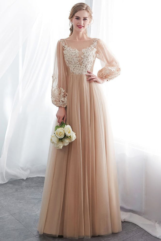 Vestido de noche de tul color champán con apliques y mangas largas en forma de A