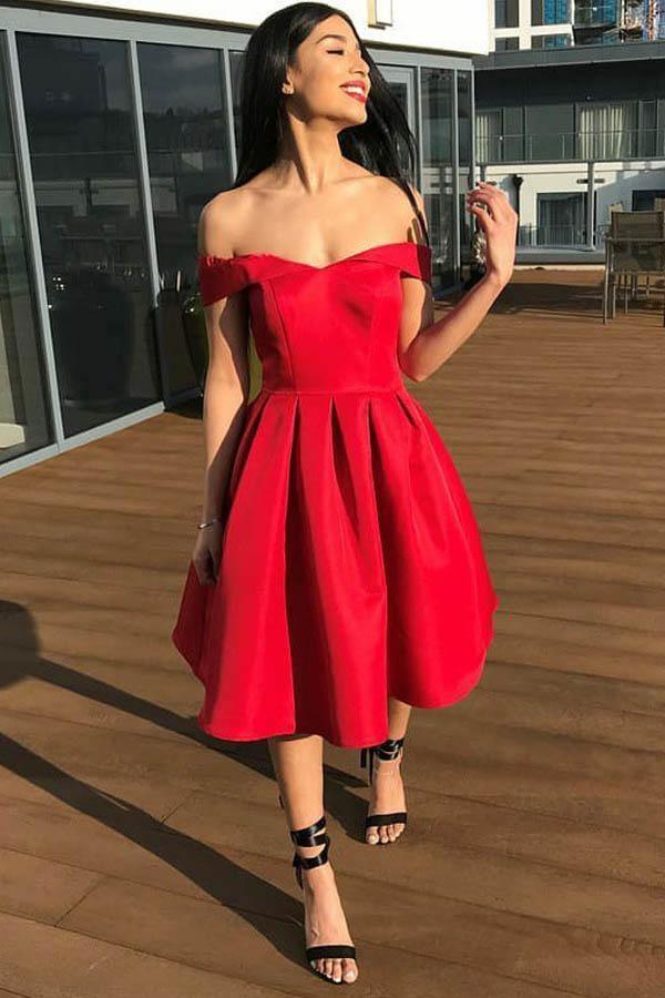 Vestido de fiesta de satén rojo plisado con hombros descubiertos y corte A