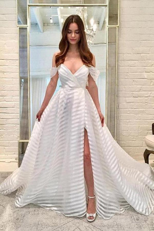 Weißes Brautkleid in A-Linie mit schulterfreier Schleppe und Stufenschlitz