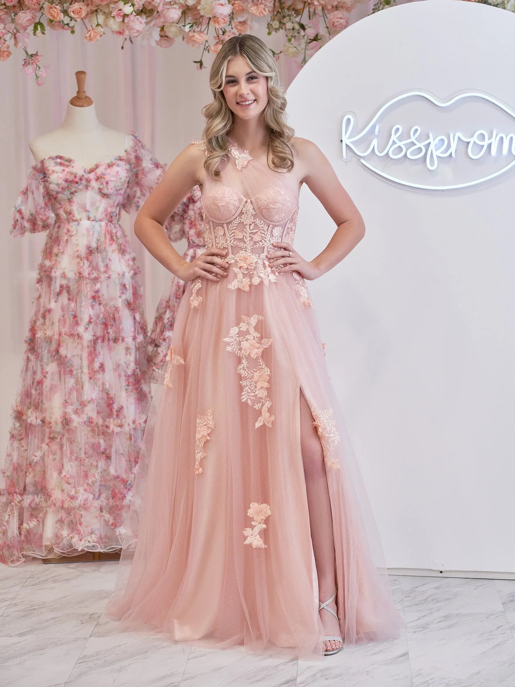 فستان سهرة طويل أسود بكتف واحد مزين بالتطريزات