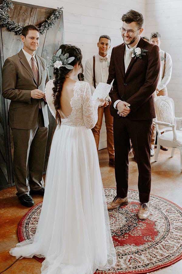 Vestido de novia de corte A con escote redondo, espalda descubierta y parte superior de encaje con mangas largas