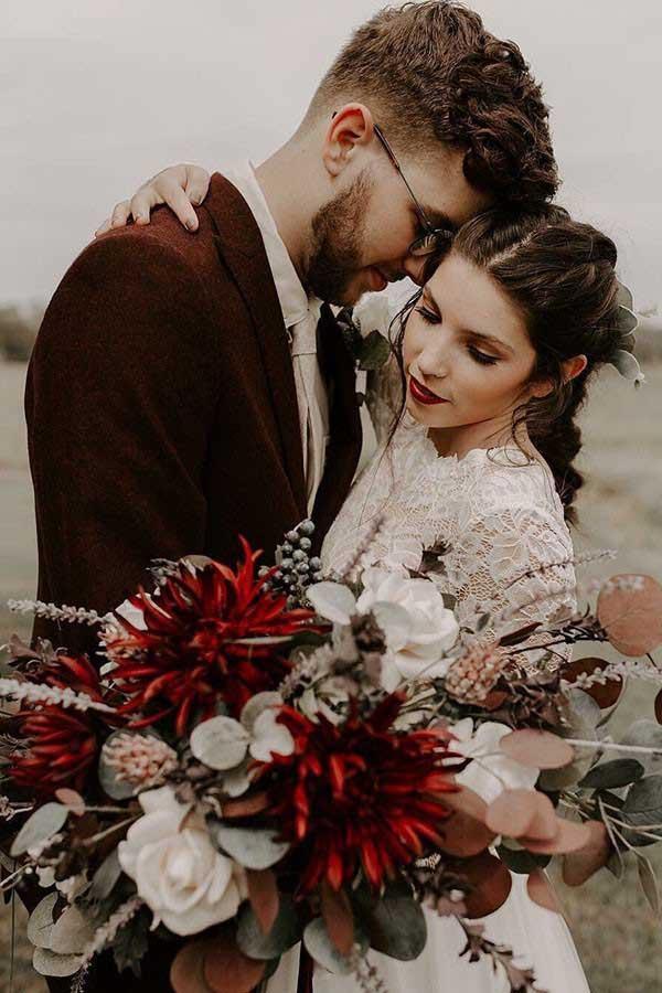 Vestido de novia de corte A con escote redondo, espalda descubierta y parte superior de encaje con mangas largas