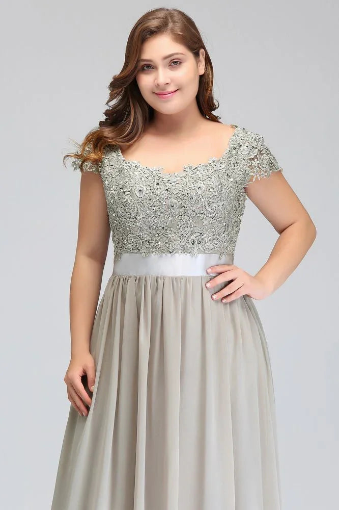 Robe de soirée argentée longueur sol en ligne A, encolure dégagée, manches courtes, appliques avec ceinture