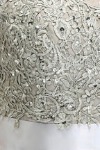 Robe de soirée argentée longueur sol en ligne A, encolure dégagée, manches courtes, appliques avec ceinture