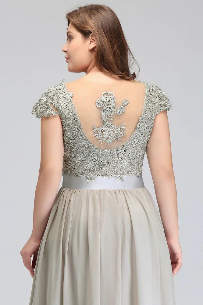 Robe de soirée argentée longueur sol en ligne A, encolure dégagée, manches courtes, appliques avec ceinture