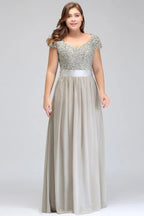 Robe de soirée argentée longueur sol en ligne A, encolure dégagée, manches courtes, appliques avec ceinture