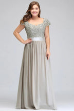 Robe de soirée argentée longueur sol en ligne A, encolure dégagée, manches courtes, appliques avec ceinture