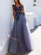 Abito da sera lungo fino a terra con scollo a U, maniche lunghe e applicazioni in tulle a linea ad A